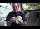 Making a Peanut Butter Sandwich in Outer Space | CSA ISS Science HD Video | Recurso educativo 101611