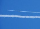 Fotografía: la estela de un avión como ejemplo de línea recta | Recurso educativo 675772